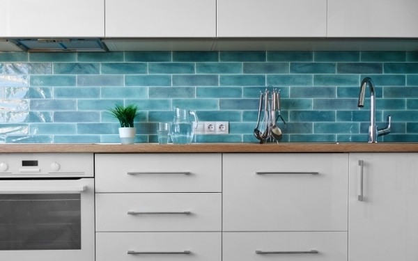 Blue kitchen backsplash